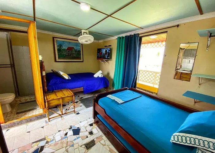 Yellow Moon Guesthouse & Apartments
